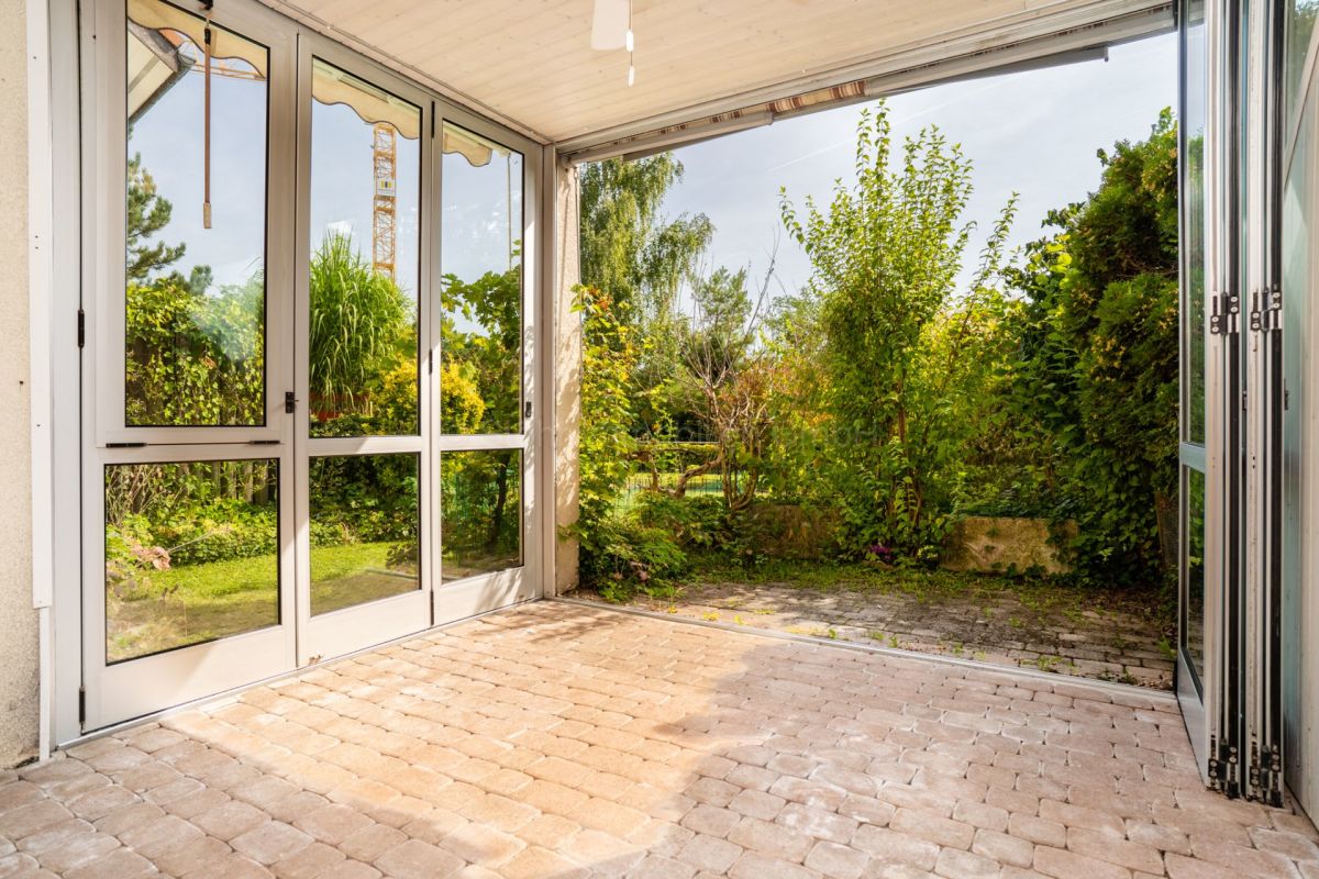 Verglaster Wintergarten mit Blick in den Garten