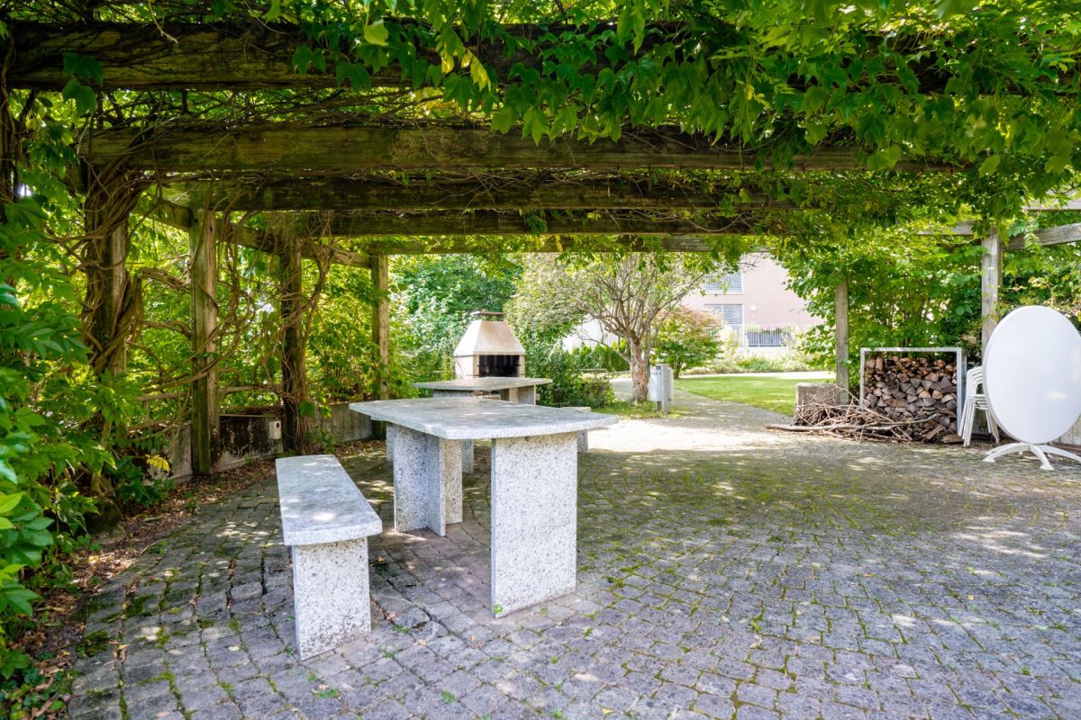 Überdachte Garten-Sitz- und Grillfläche