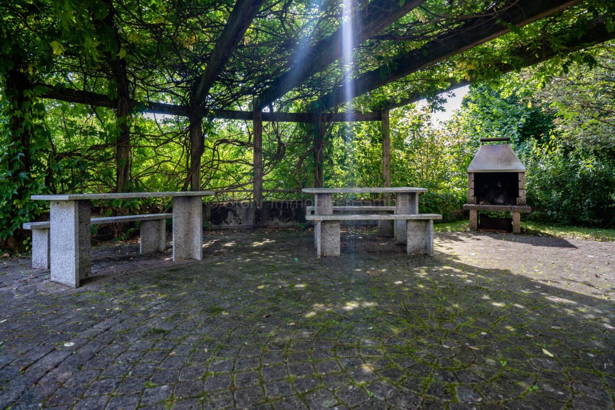 Überdachter Außenbereich mit Grillplatz