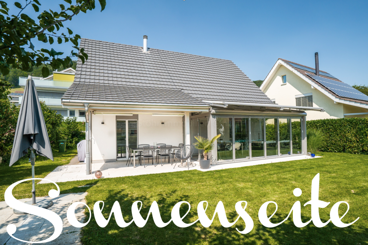 Modernes Einfamilienhaus mit Garten und überdachter Terrasse