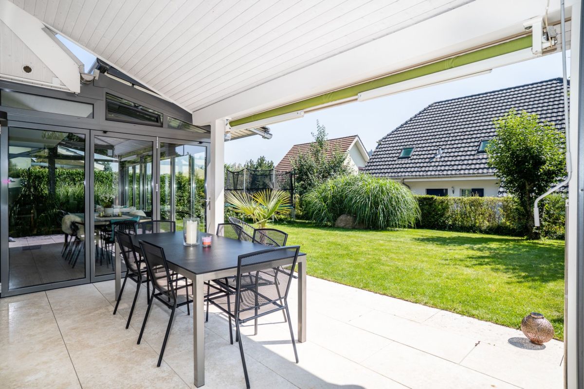 Überdachte Terrasse mit Gartenblick