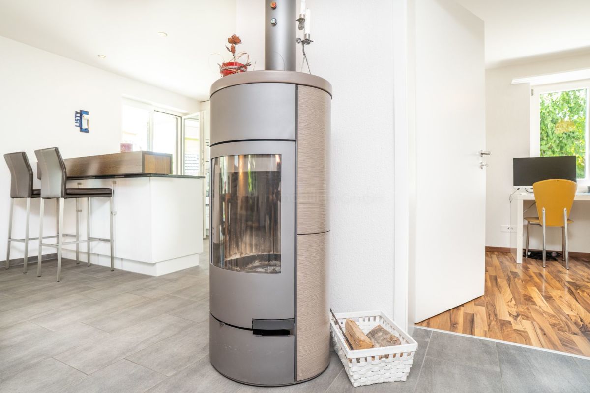 Wohnbereich mit Kamin und Arbeitsnische