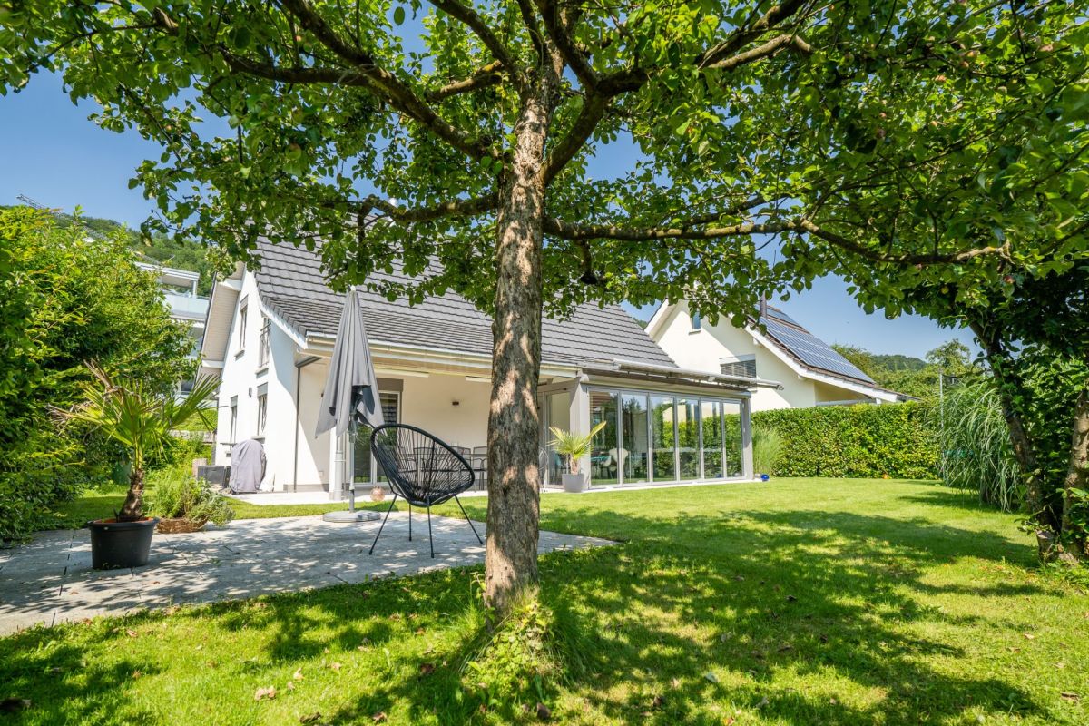 Gartenansicht eines Einfamilienhauses
