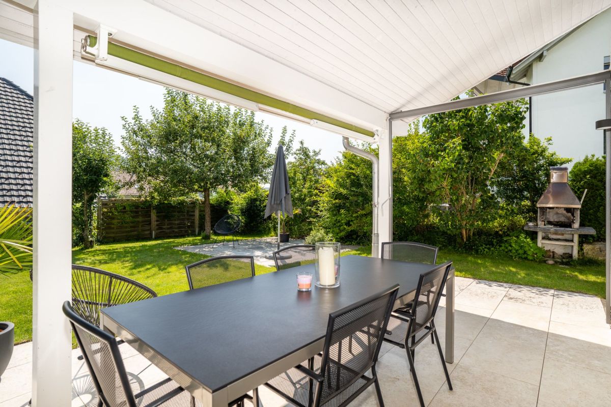 Überdachte Terrasse mit Garten und Grill
