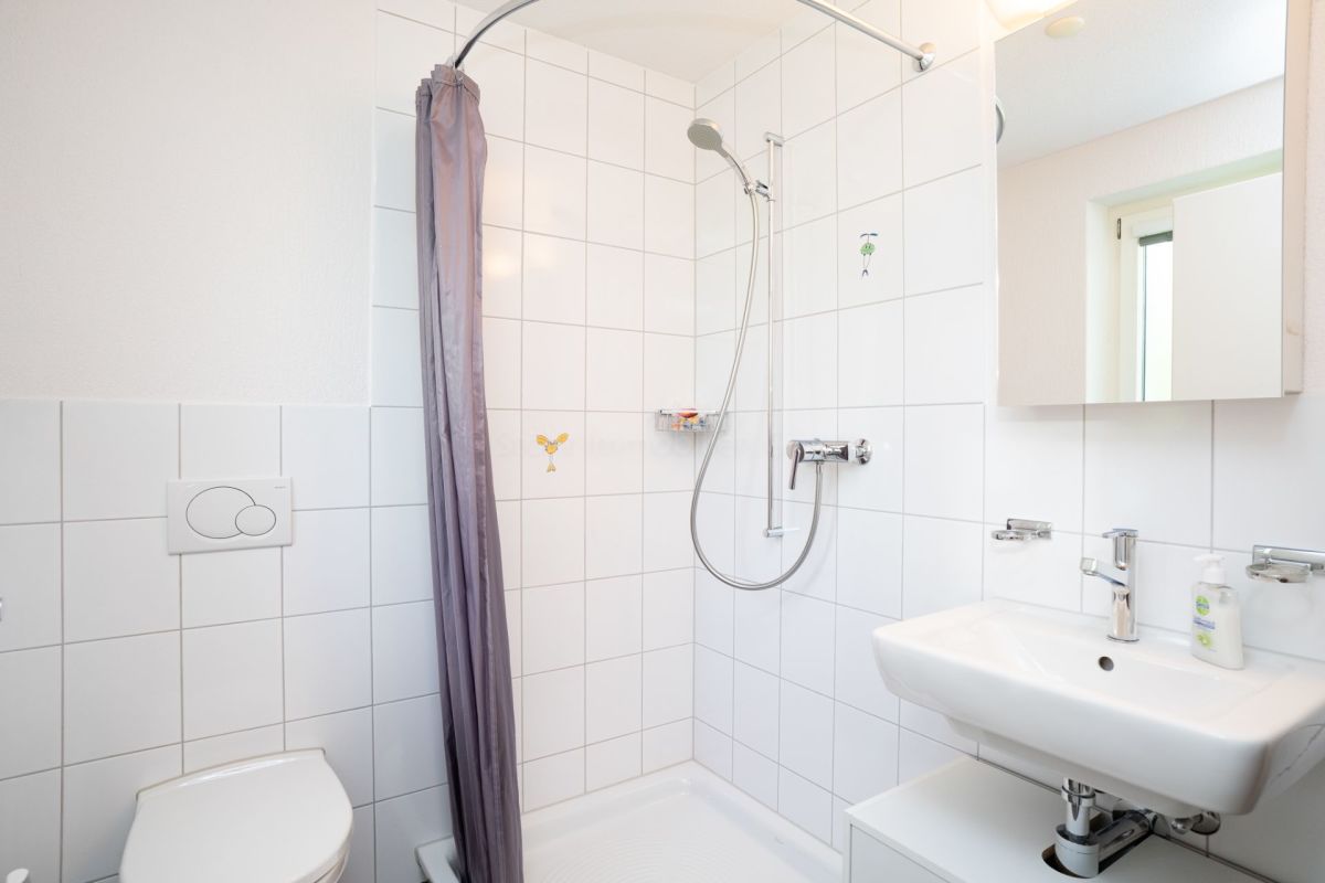 Helles Badezimmer mit Dusche und Waschbecken