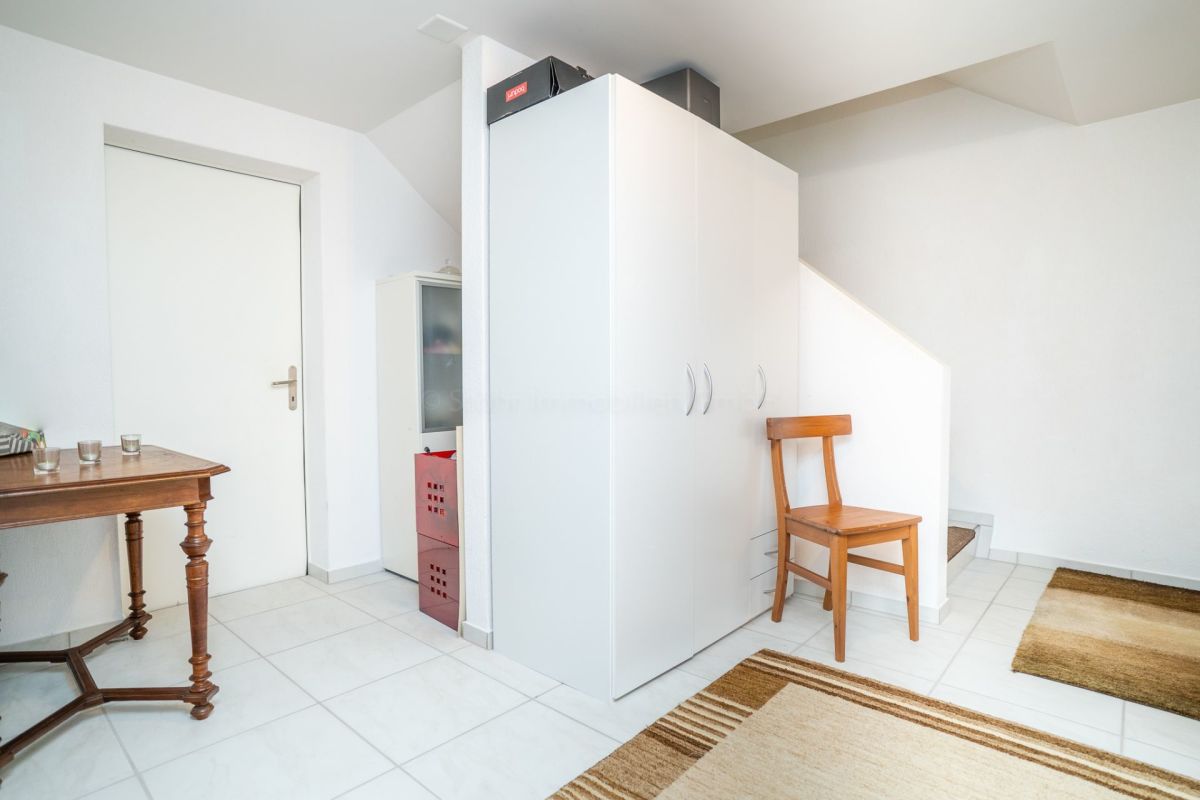 Helles, schlichtes Zimmer mit weißem Einbauschrank