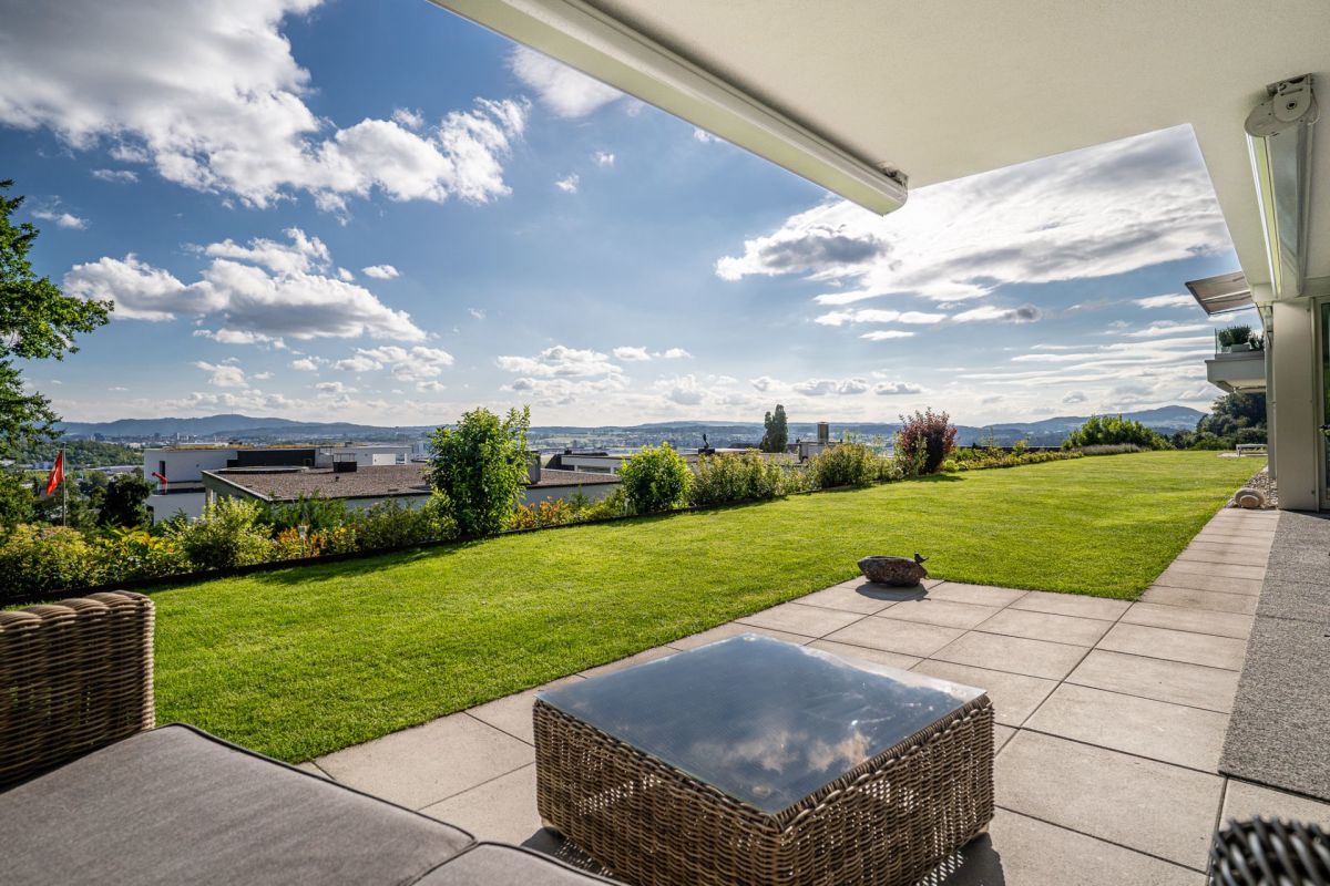 Große Terrasse mit Garten und Fernblick
