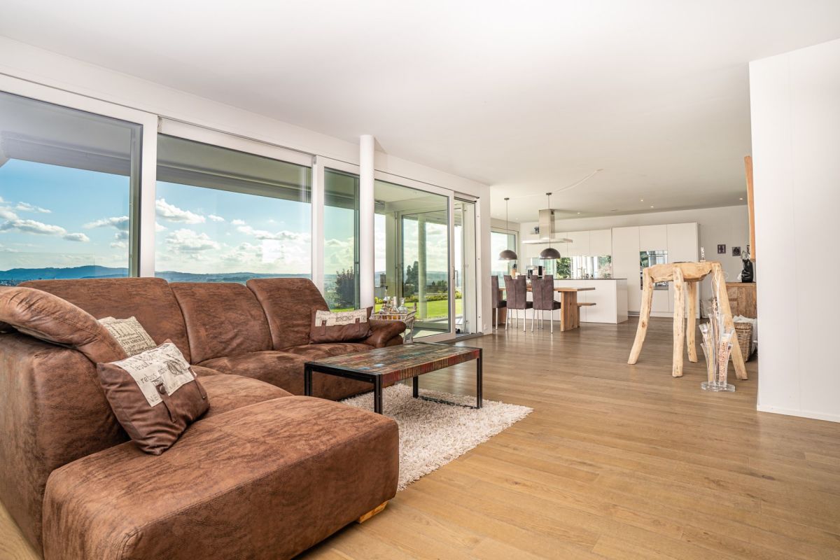 Offener Wohnbereich mit Panoramafenstern