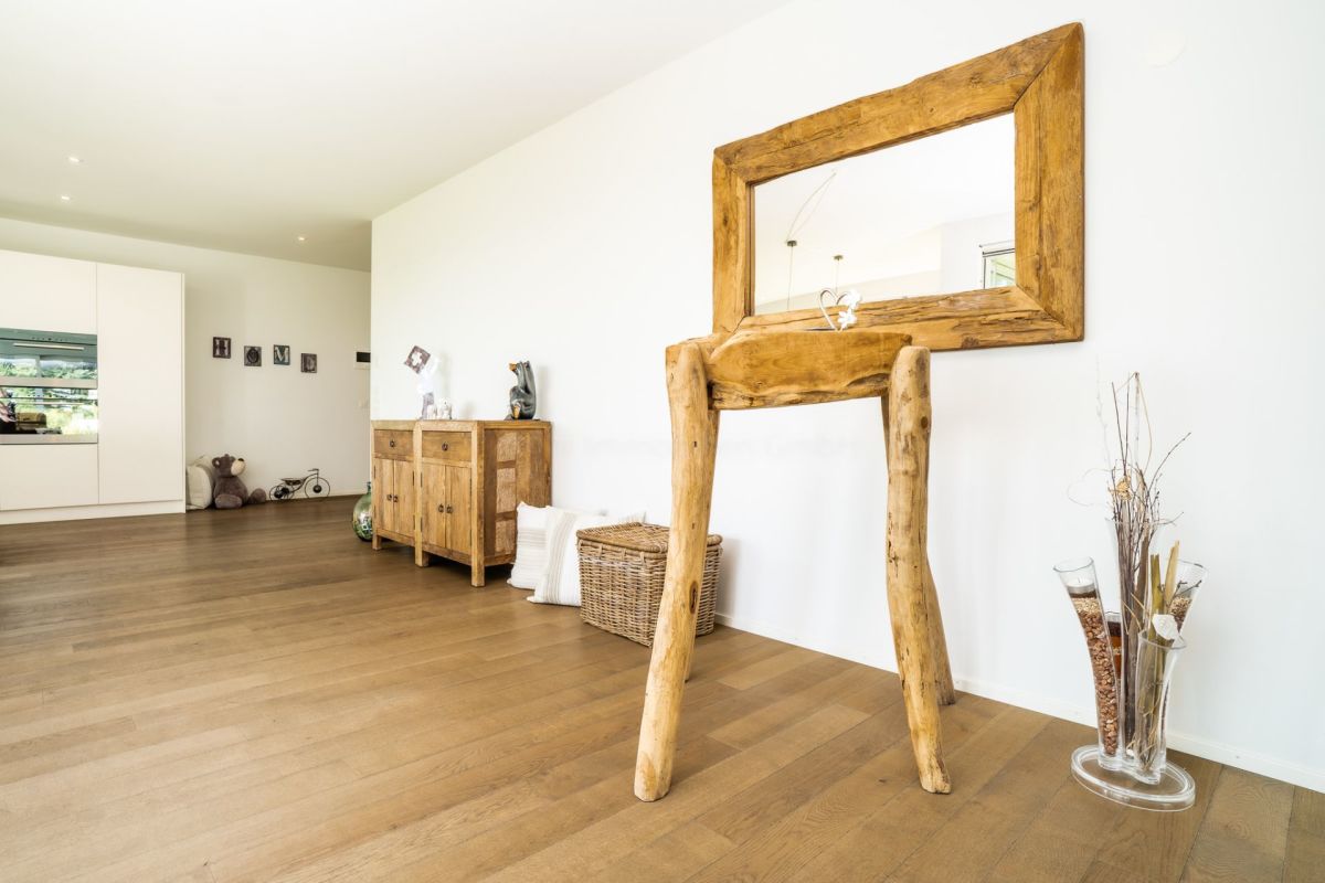 Heller Eingangsbereich mit Holzdekor