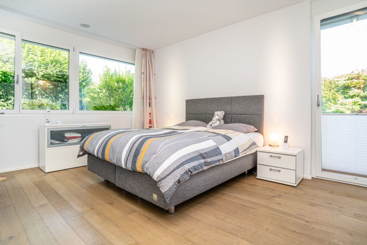Helles Schlafzimmer mit Gartenblick