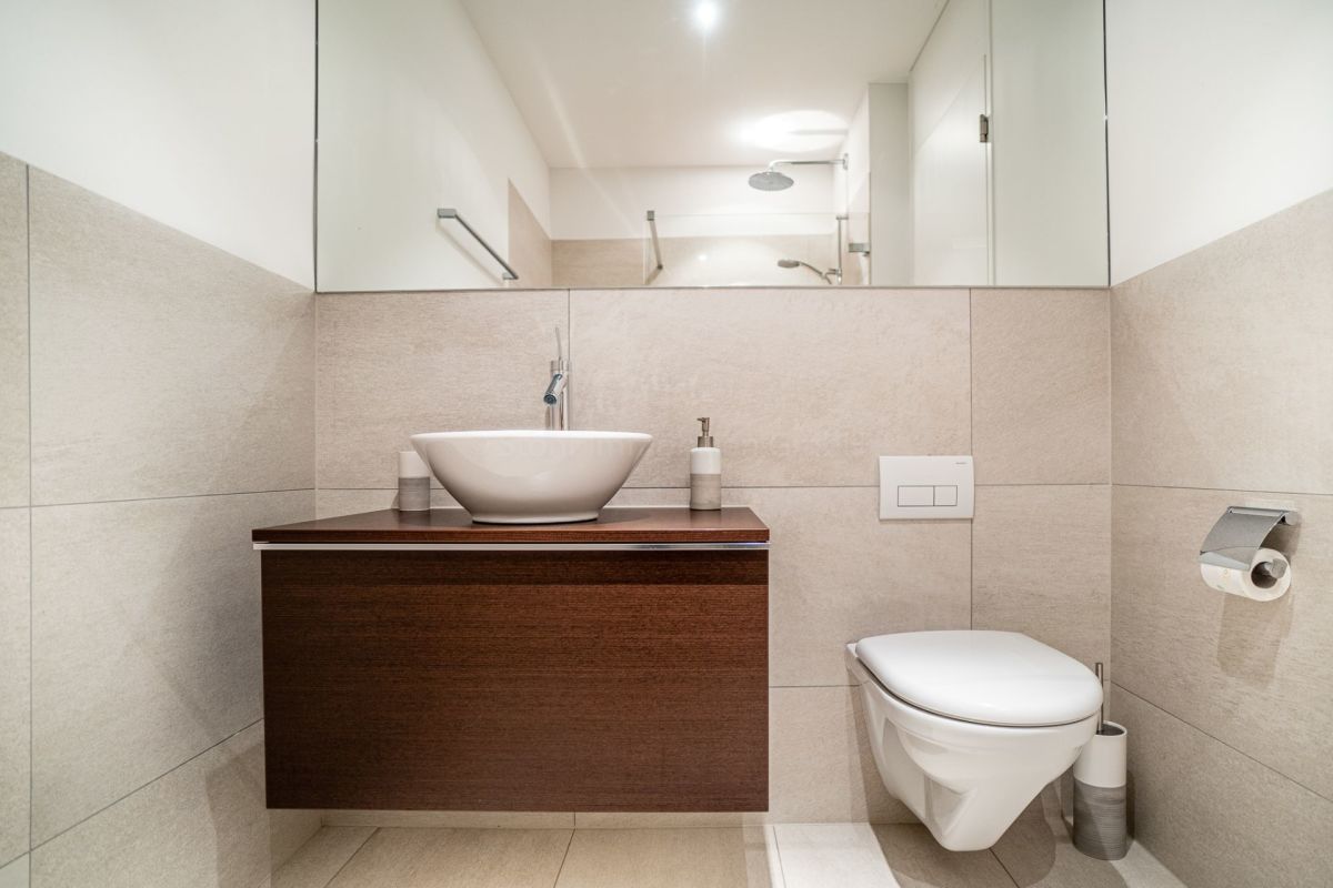 Modernes Gäste-WC mit Waschtisch und wandhängendem WC