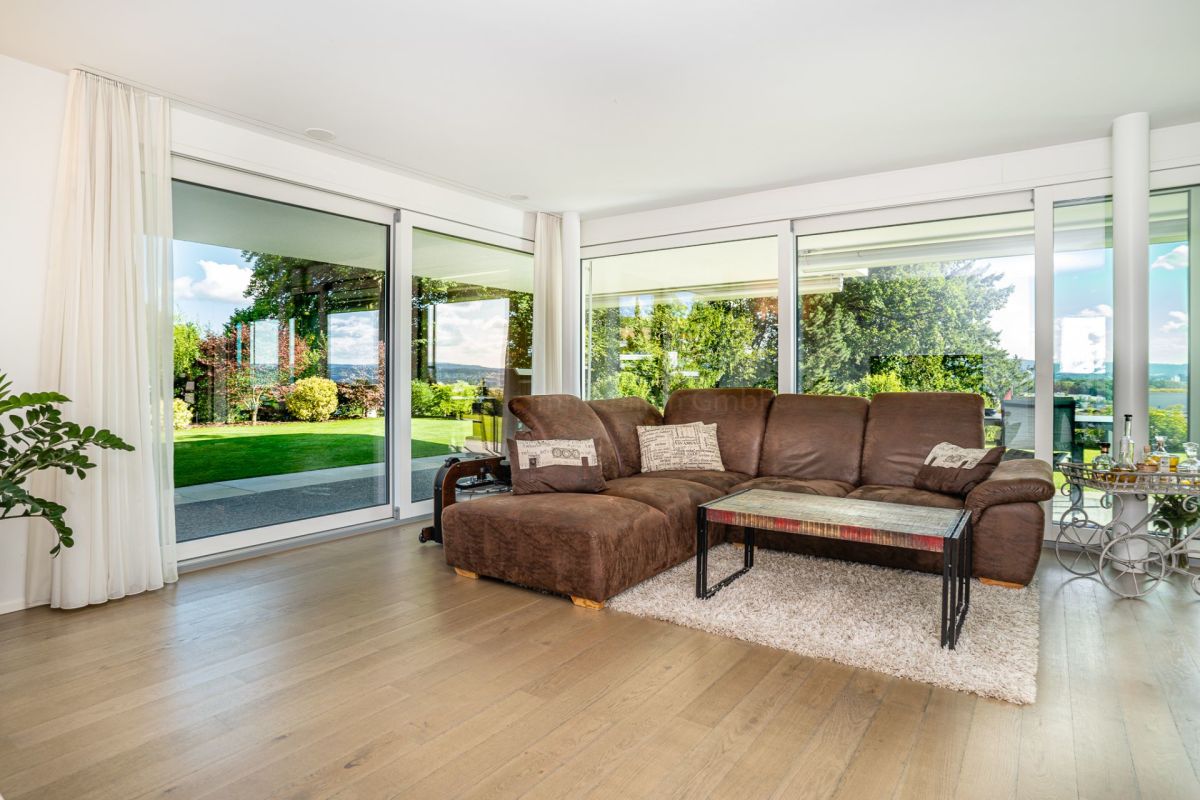 Helles Wohnzimmer mit Panoramaverglasung