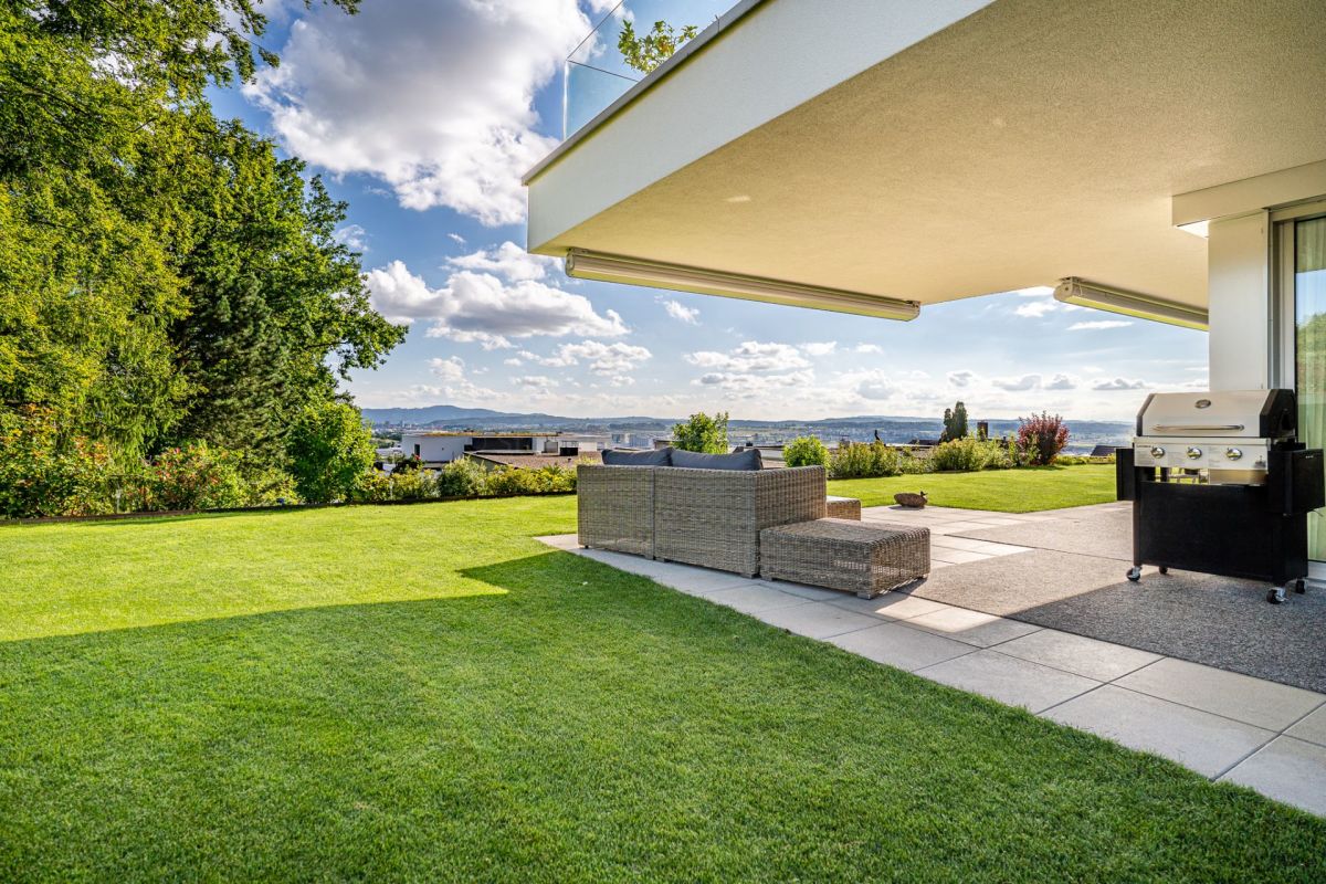 Terrasse mit Garten und Ausblick