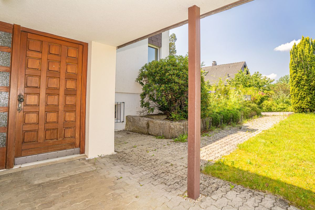 Überdachter Hauseingang mit Gartenblick