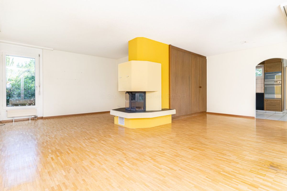Heller Wohnraum mit Kamin und Holzfußboden