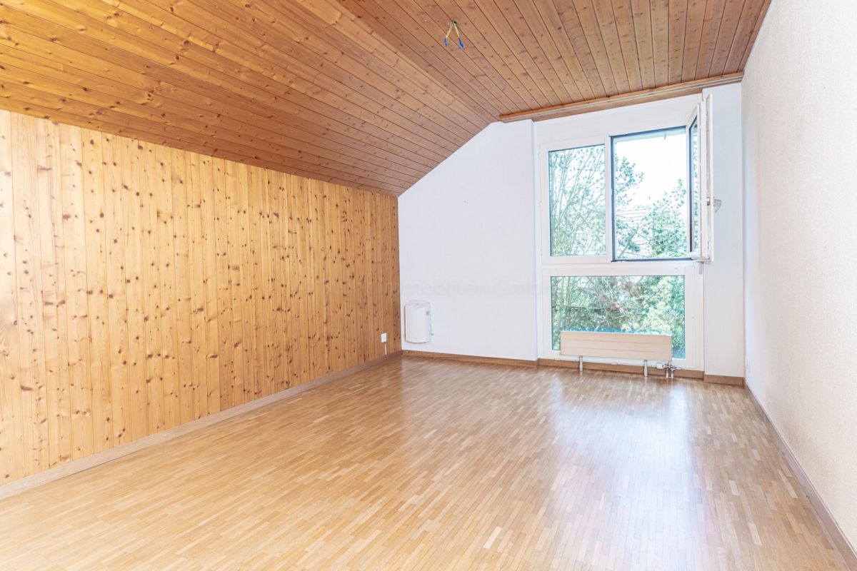 Leerer Dachgeschossraum mit Holzverkleidung