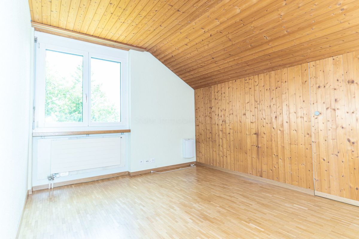 Leerer Dachraum mit Holzvertäfelung