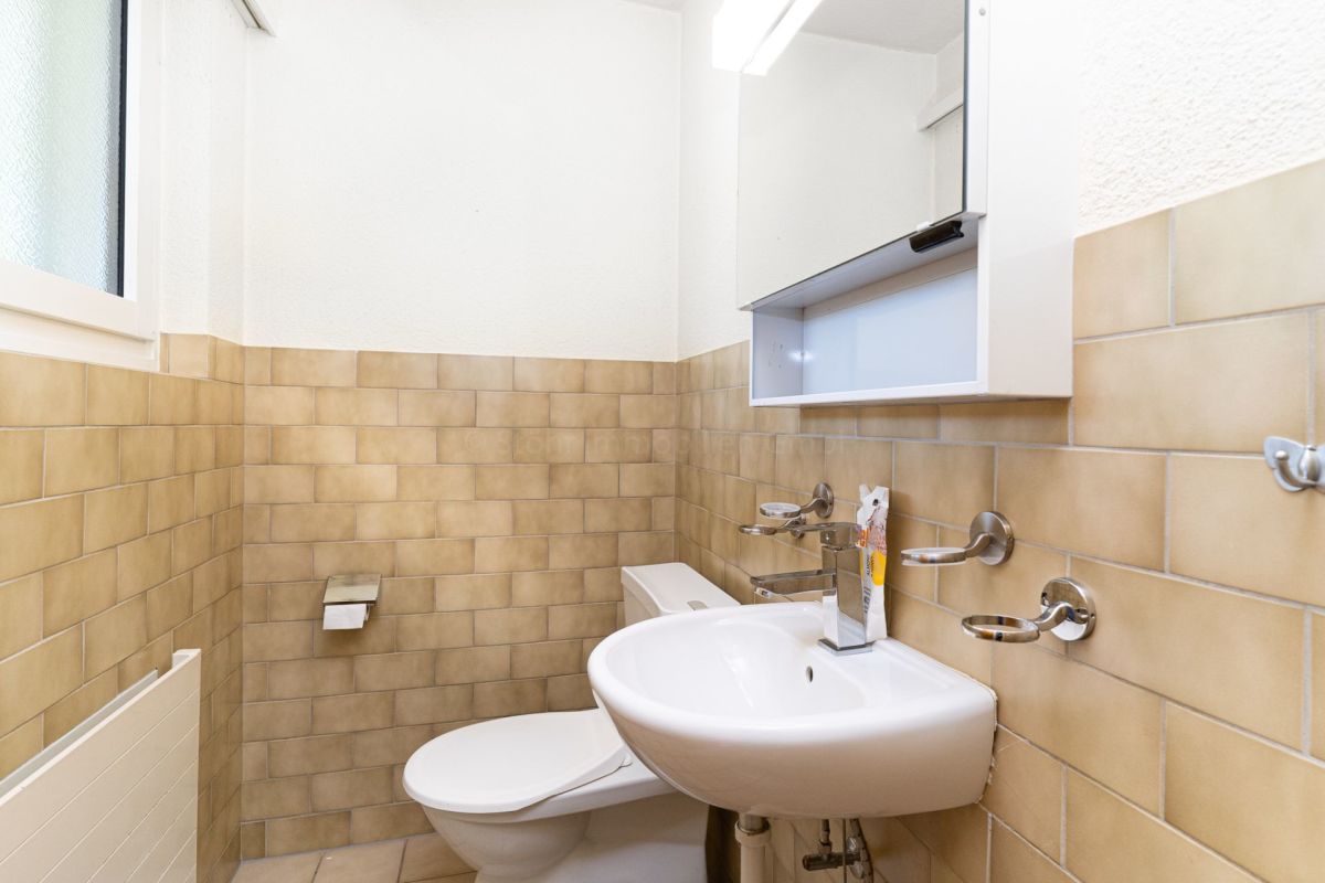 Gäste-WC mit Waschbecken und WC