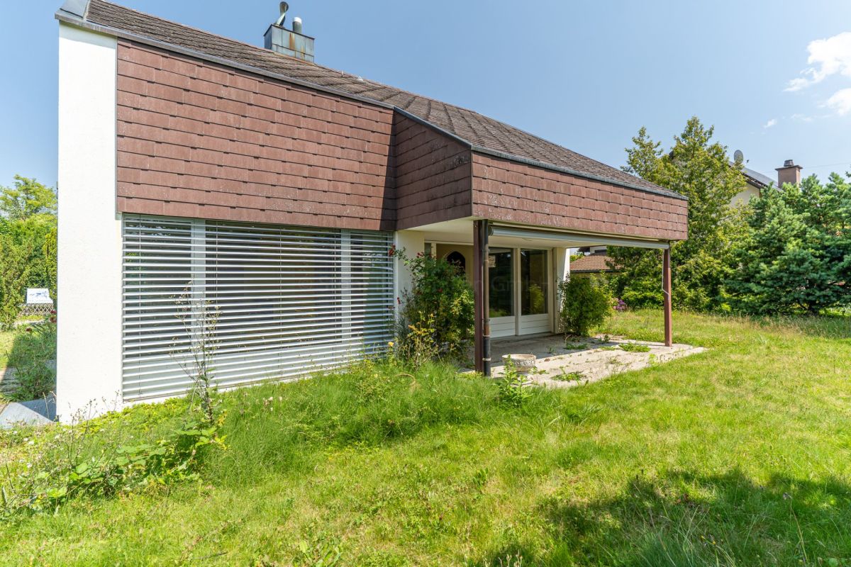 Modernes Einfamilienhaus mit Garten