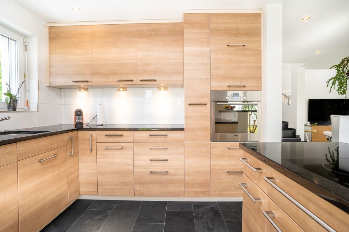 Helle, moderne Küche mit Holzfronten