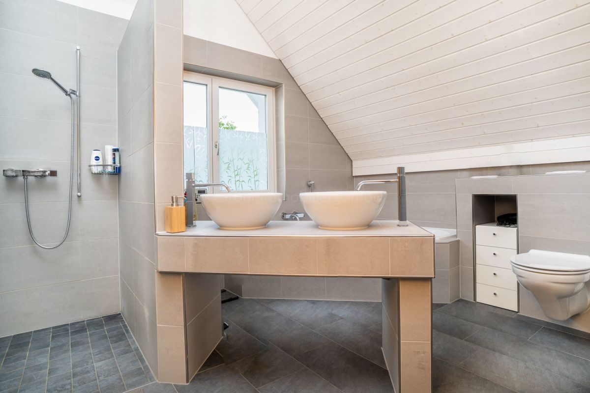Modernes Badezimmer mit Doppelwaschbecken und Dusche