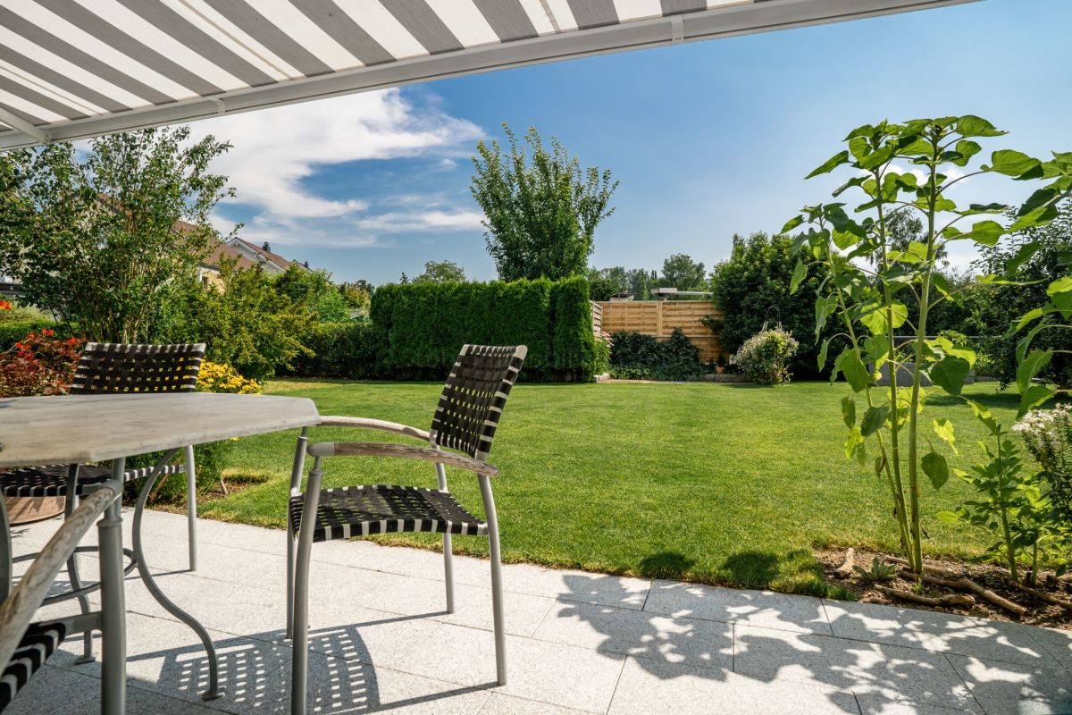 Terrasse mit Gartenblick