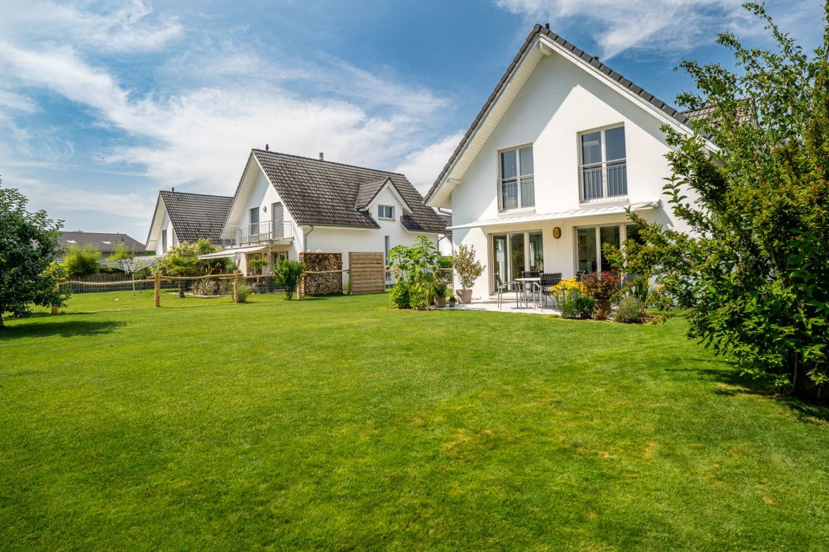 Modernes Einfamilienhaus mit großem Garten