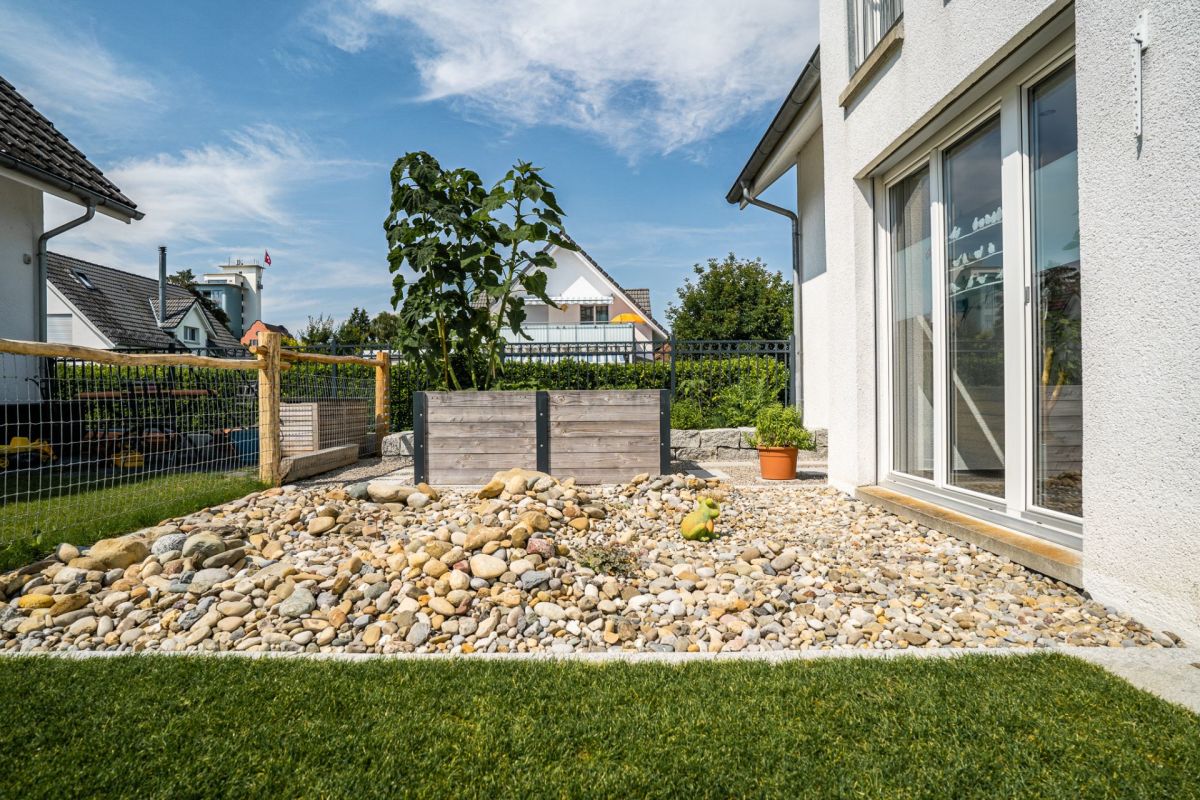 Garten mit Kiesfläche und Wohnhausfassade