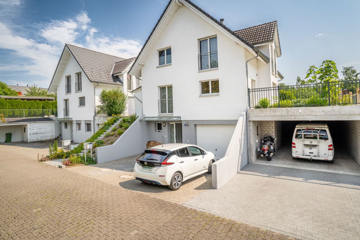 Außenansicht eines modernen Wohnhauses mit Garagen und Zufahrt