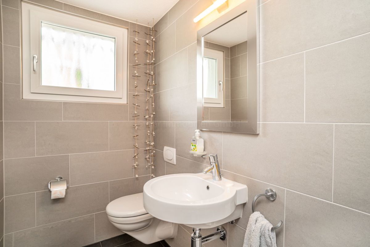 Gäste-WC mit Waschtisch und Fenster