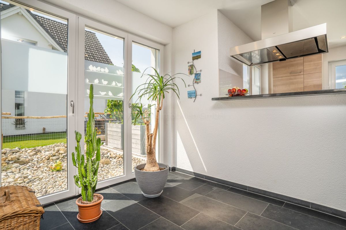 Heller Küchen- bzw. Essbereich mit Gartenblick