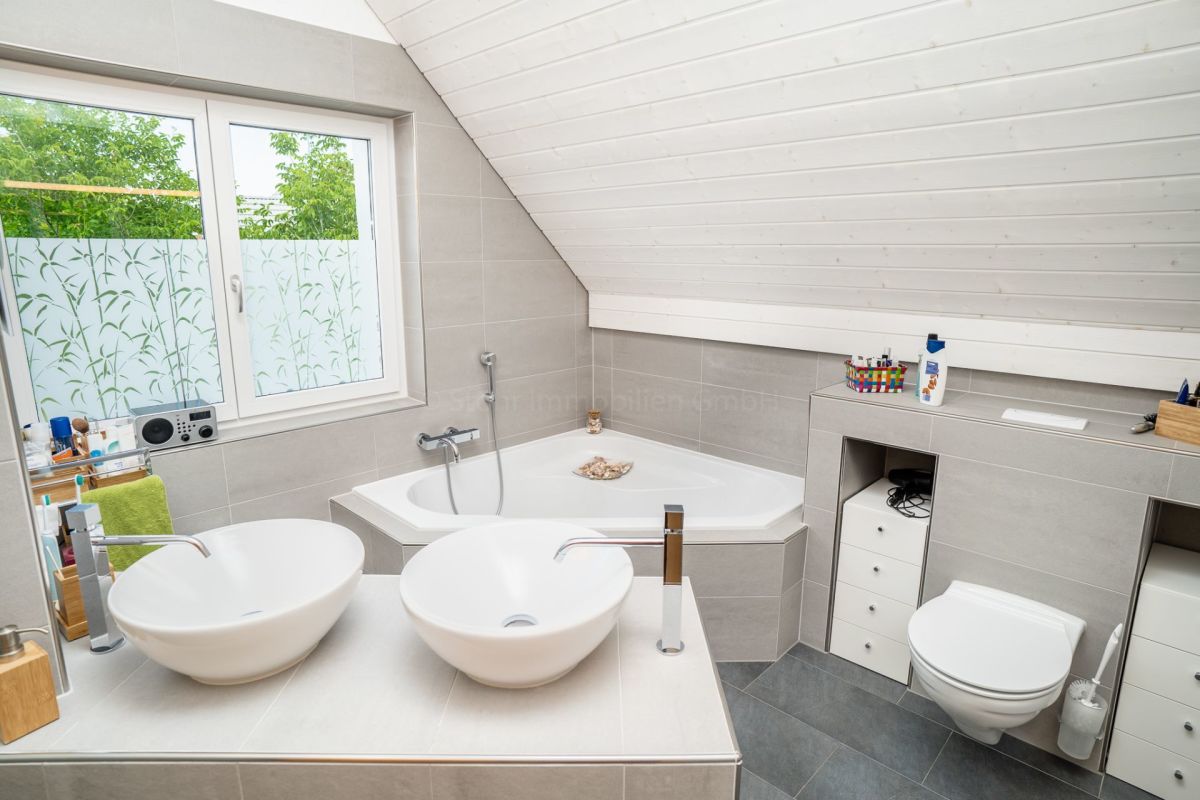 Modernes Dachgeschossbad mit Doppelwaschtisch und Eckwanne