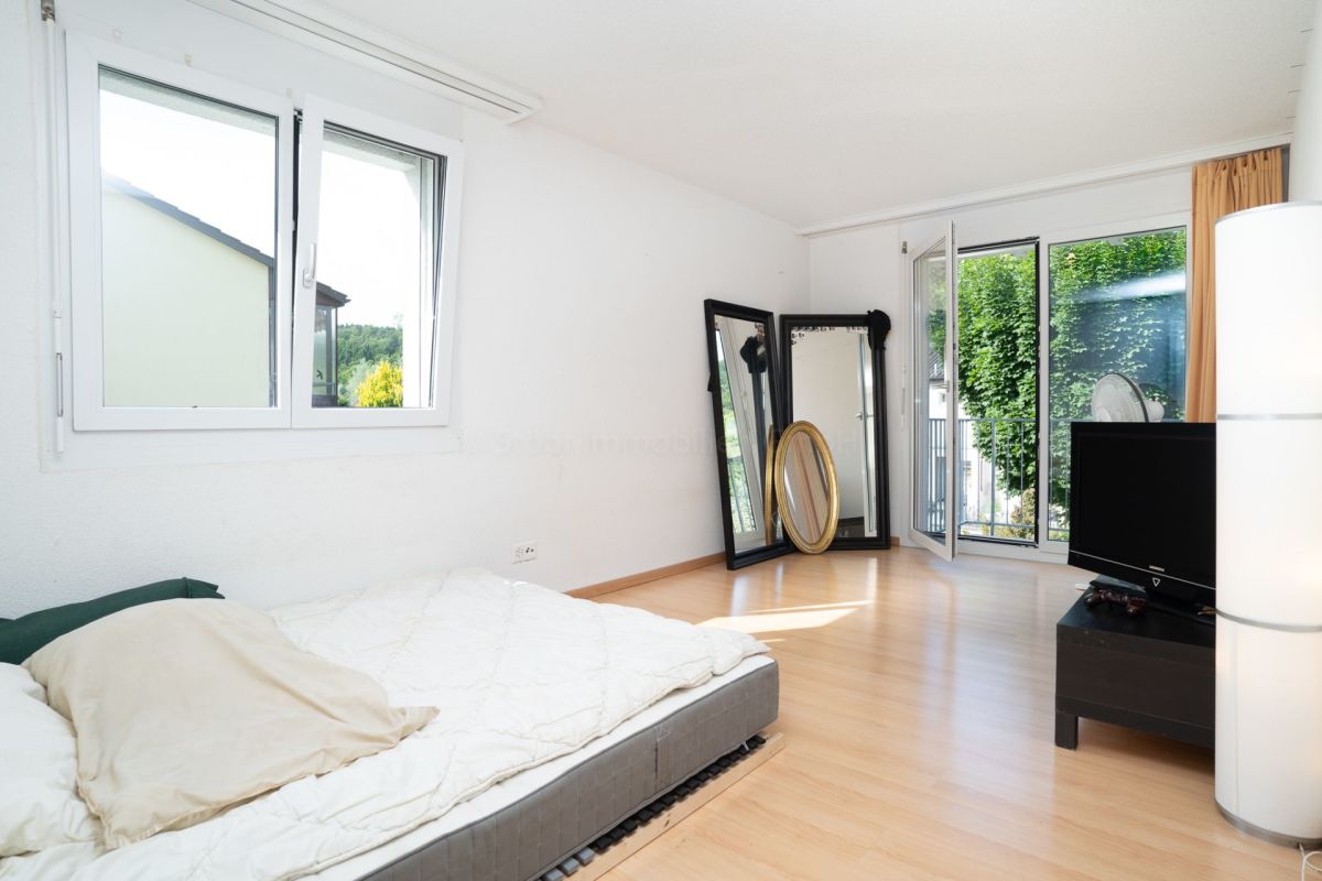 Helles Schlafzimmer mit Balkonzugang