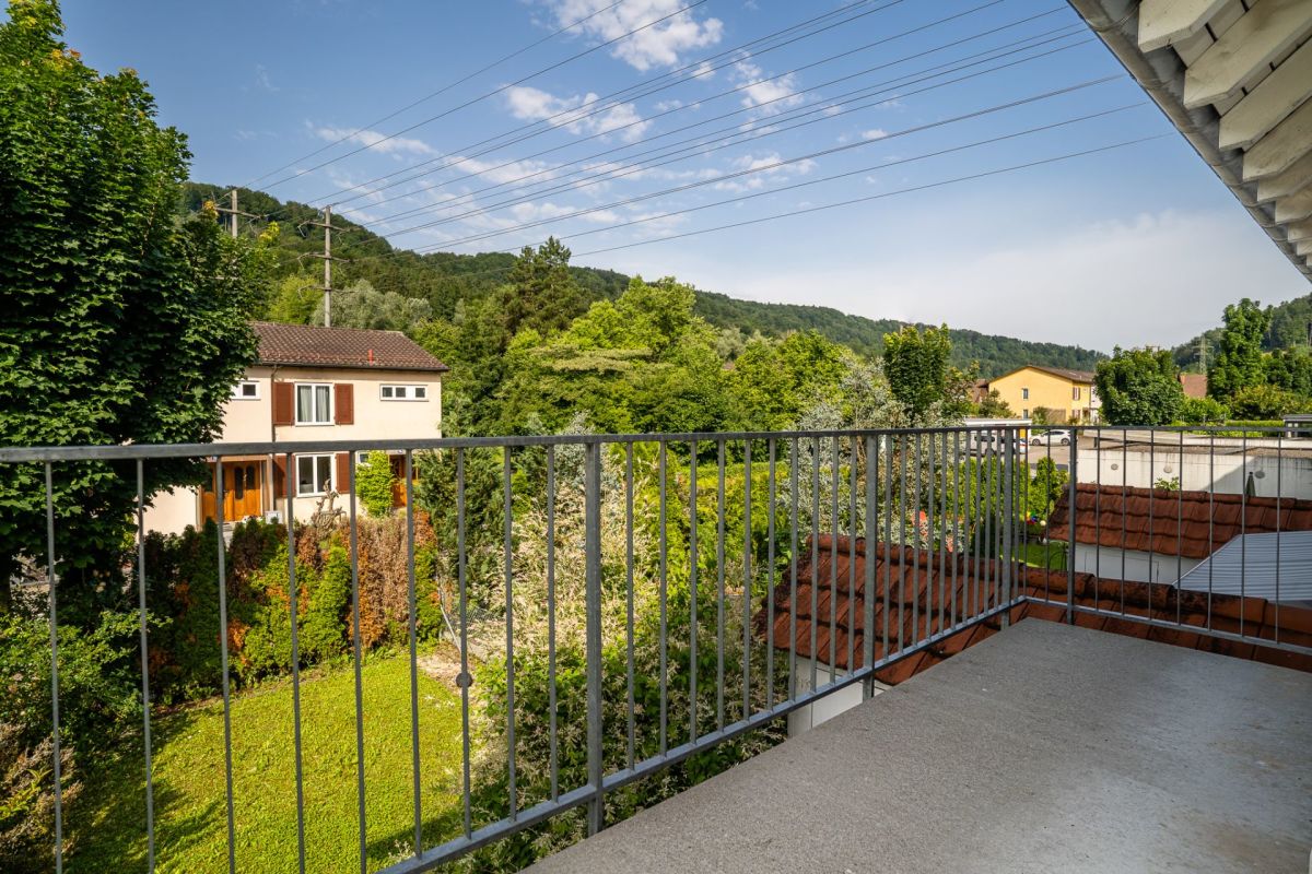 Balkon mit Garten- und Bergblick