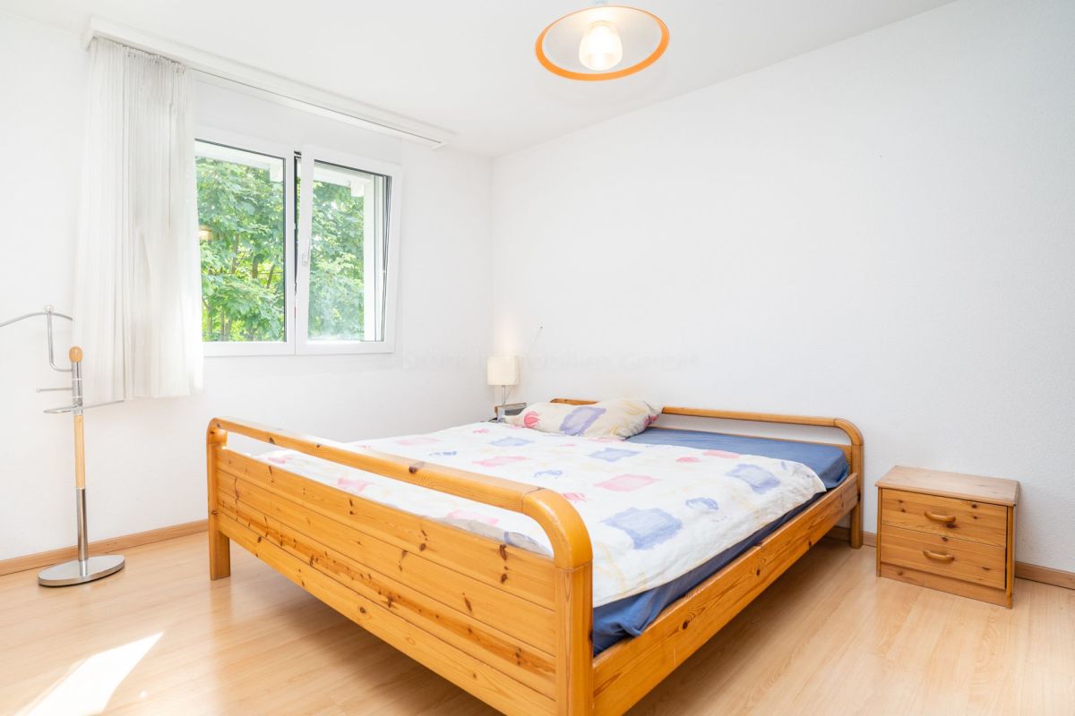 Helles Schlafzimmer mit Holzbett