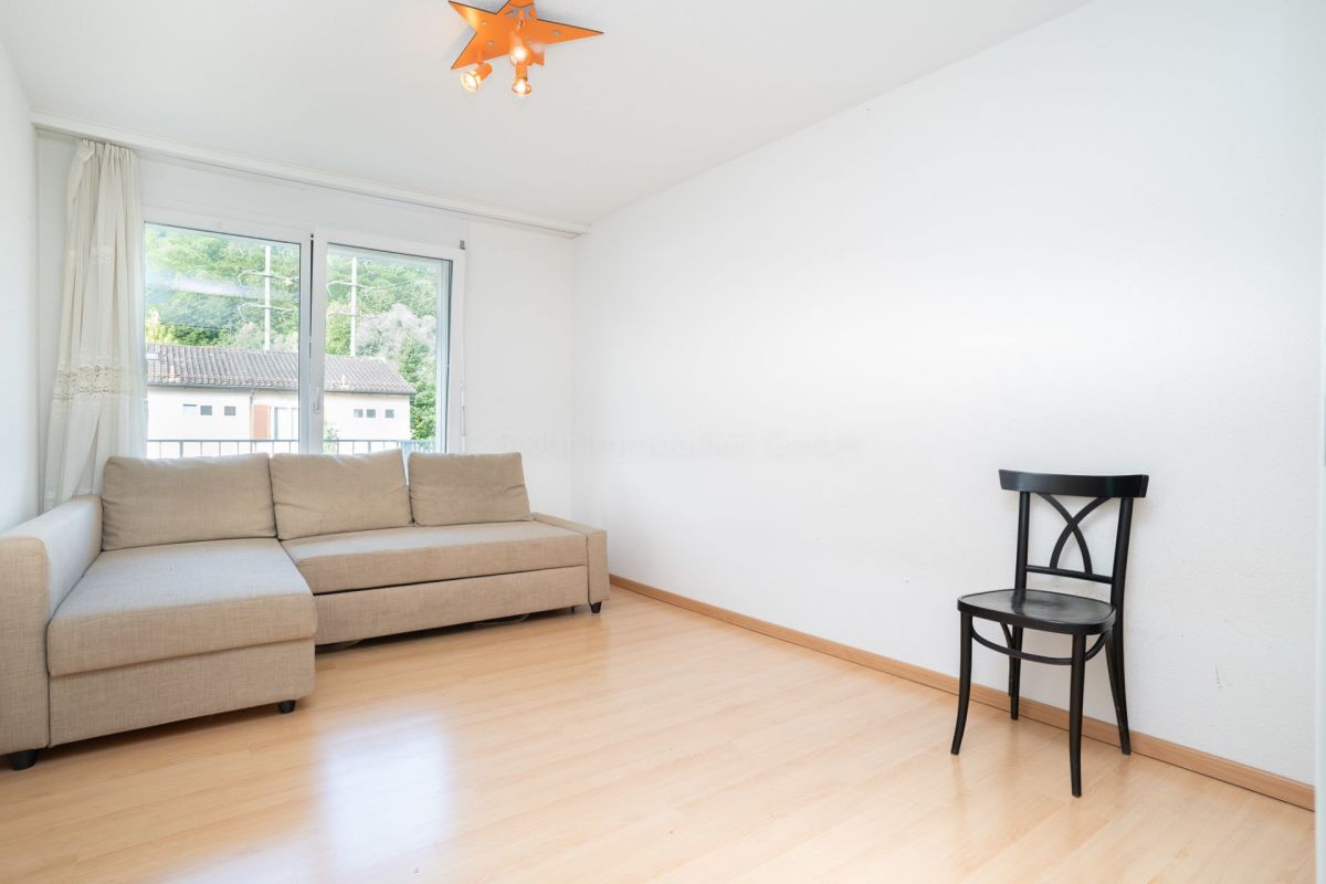 Heller Wohnraum mit Sofa und Stuhl