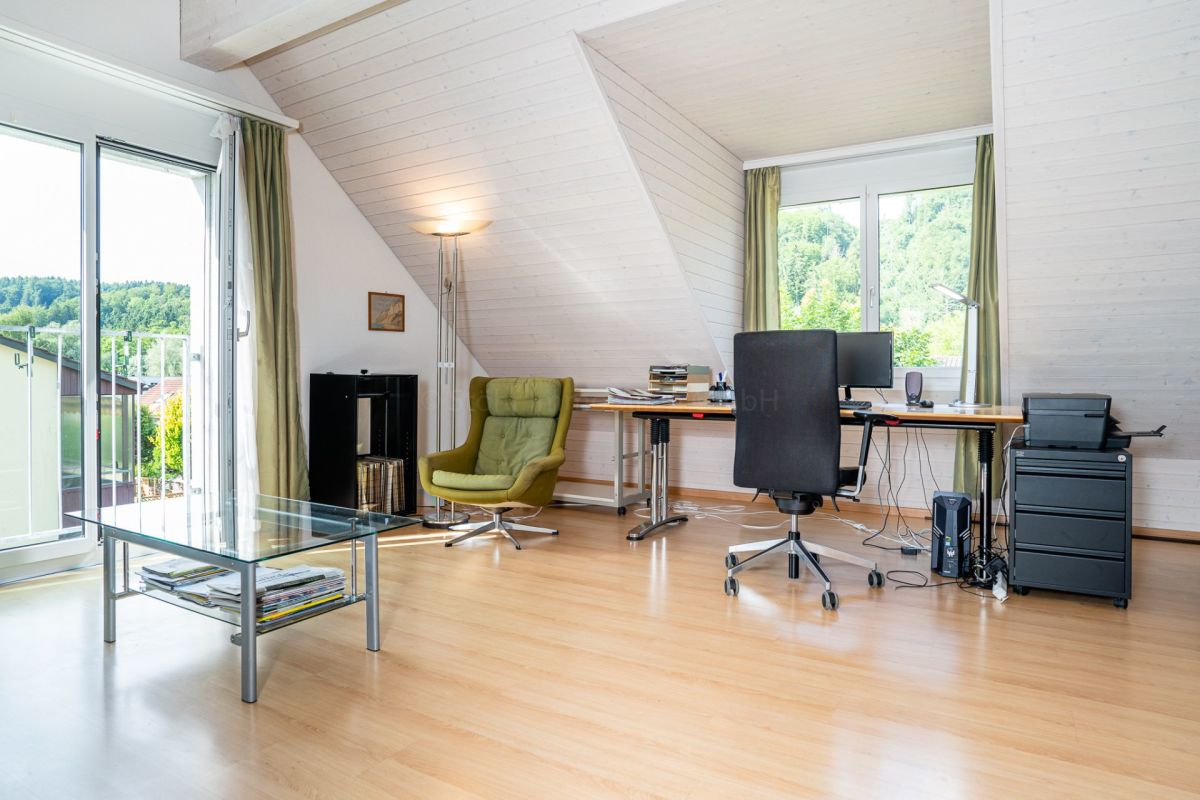 Helles Dachgeschoss-Büro mit Blick ins Grüne