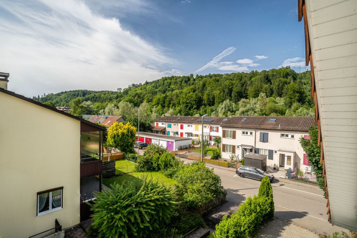 Blick über eine Wohnsiedlung ins Grüne