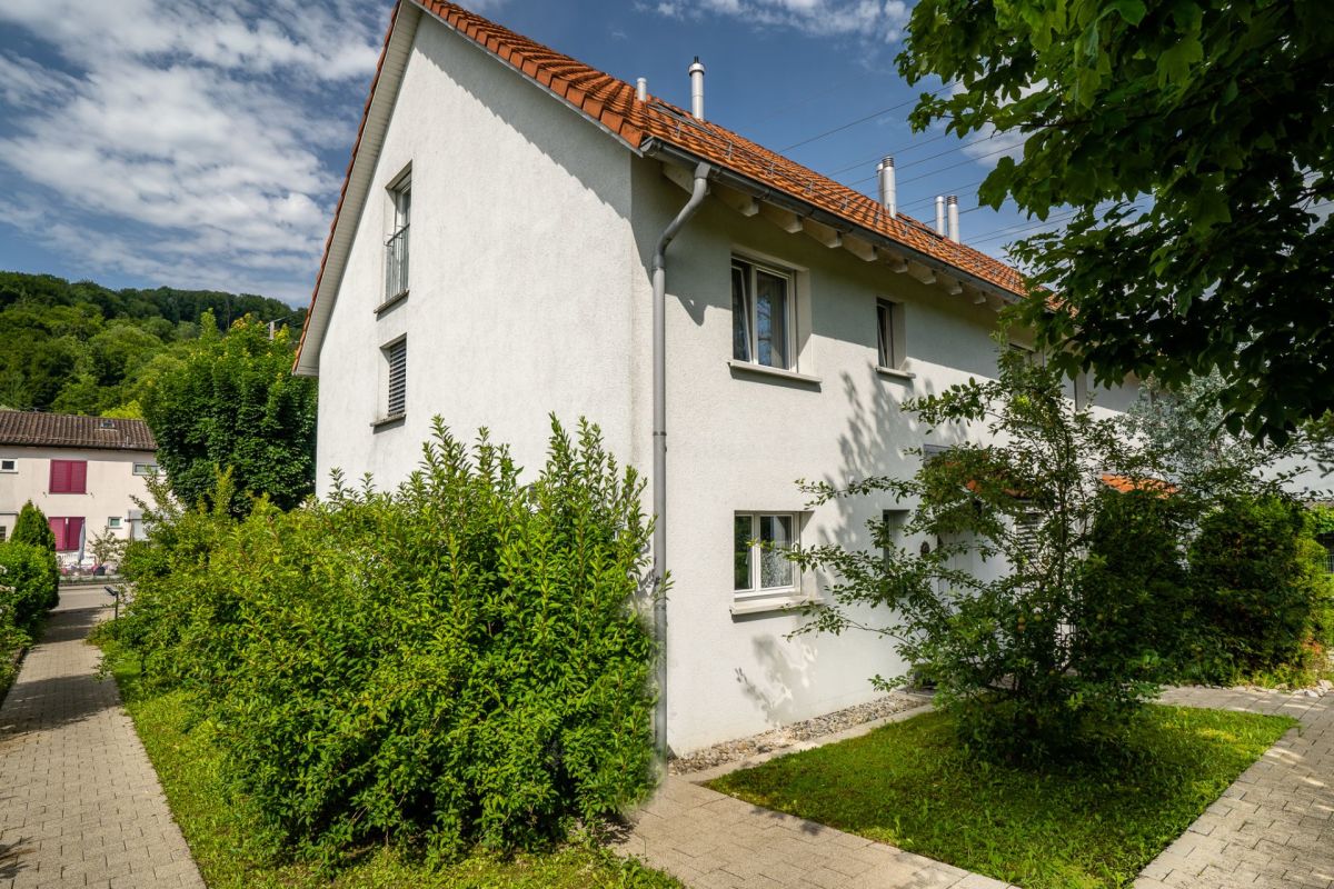 Außenansicht eines weißen Hauses mit Satteldach