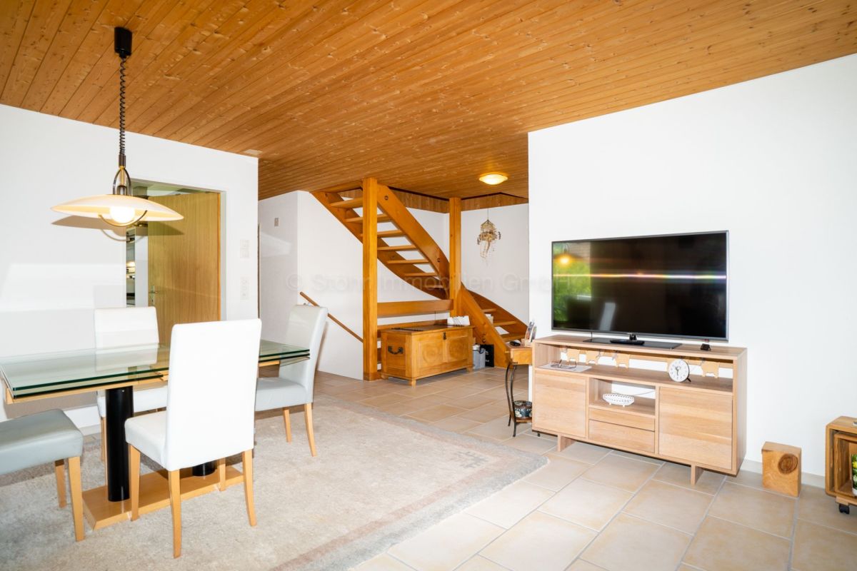 Wohn- und Essbereich mit Treppe