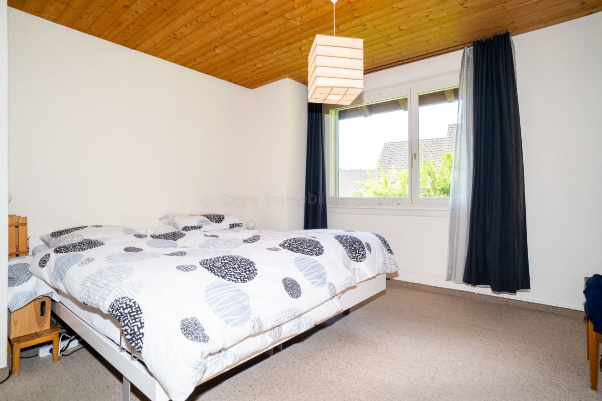 Schlafzimmer mit Holzdecke