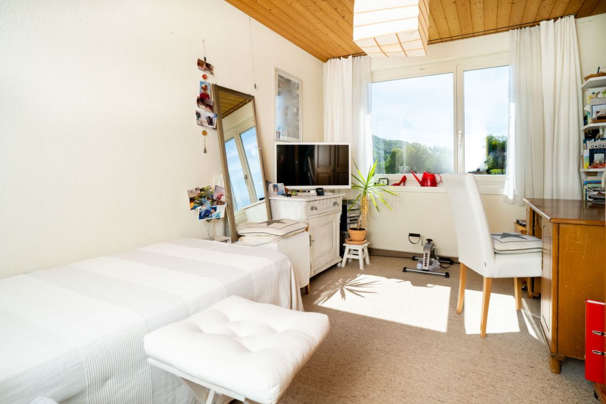 Helles Schlafzimmer mit Arbeitsbereich