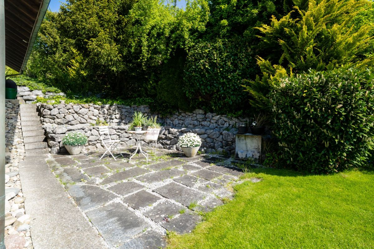 Gartenpatio mit Steinmauer und Sitzplatz
