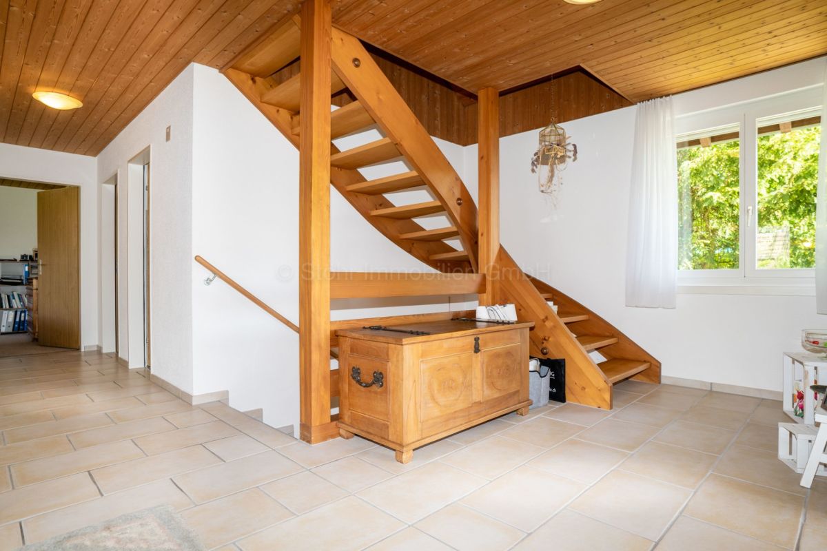 Flur mit Holztreppe und Tageslicht