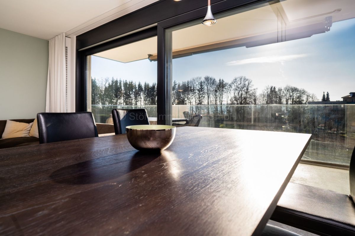 Essbereich mit großem Fenster und Balkonblick
