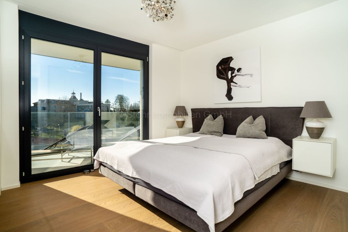 Helles Schlafzimmer mit Balkonzugang