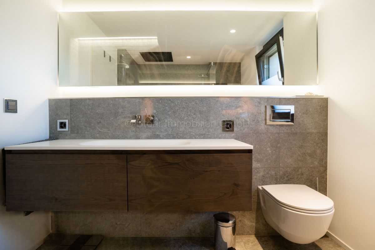 Modernes Badezimmer mit wandhängendem WC und Waschtisch