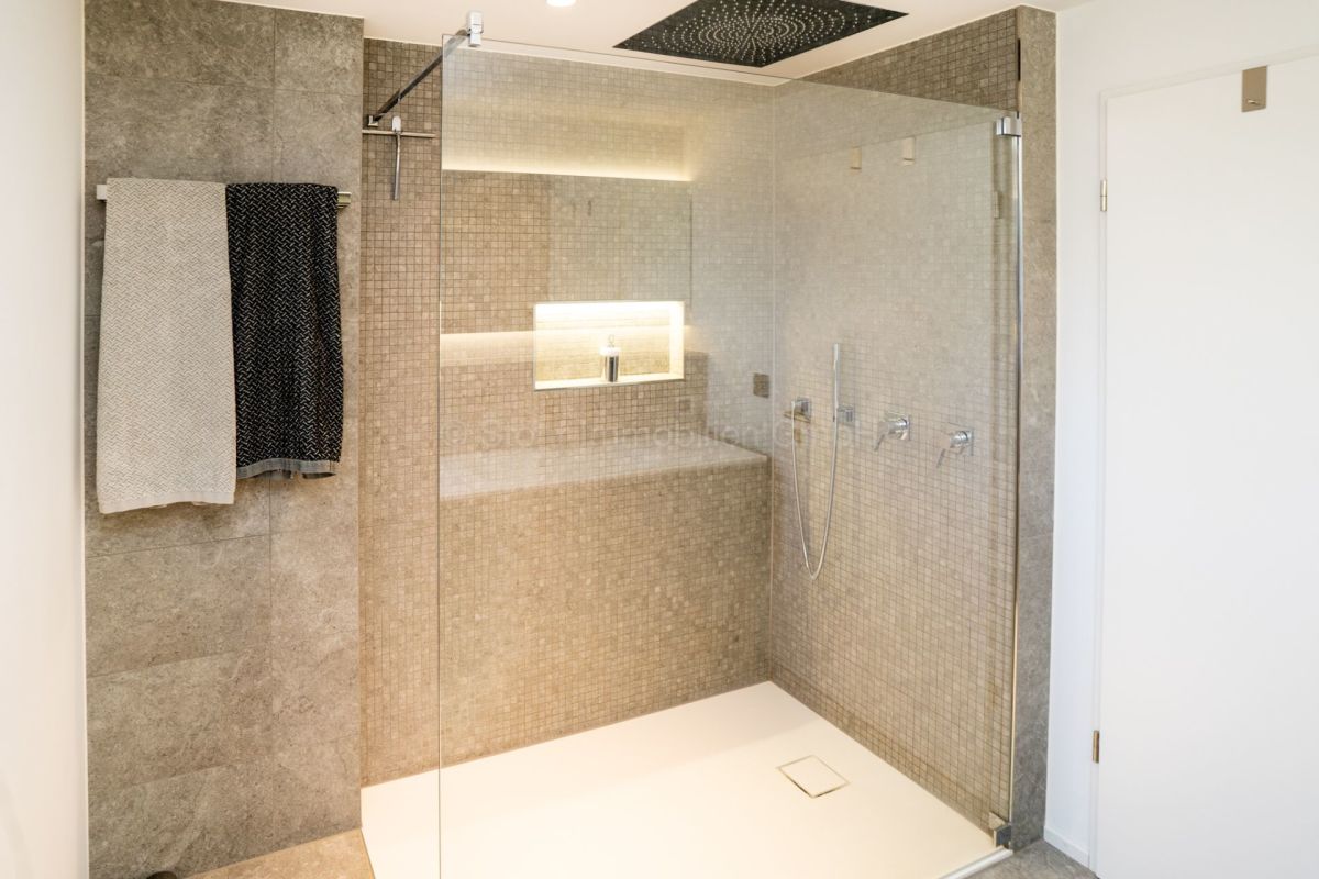 Moderne begehbare Dusche