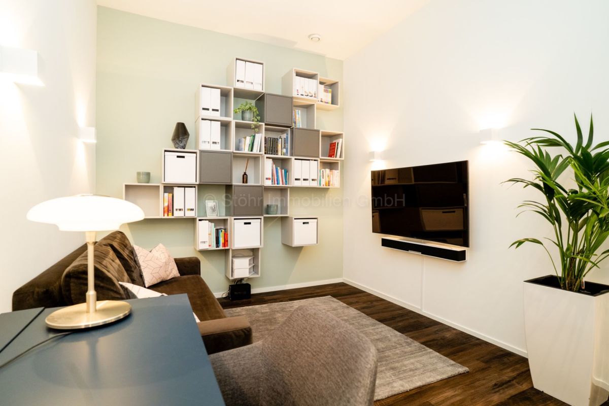 Modernes Wohnzimmer mit Wandregal und TV
