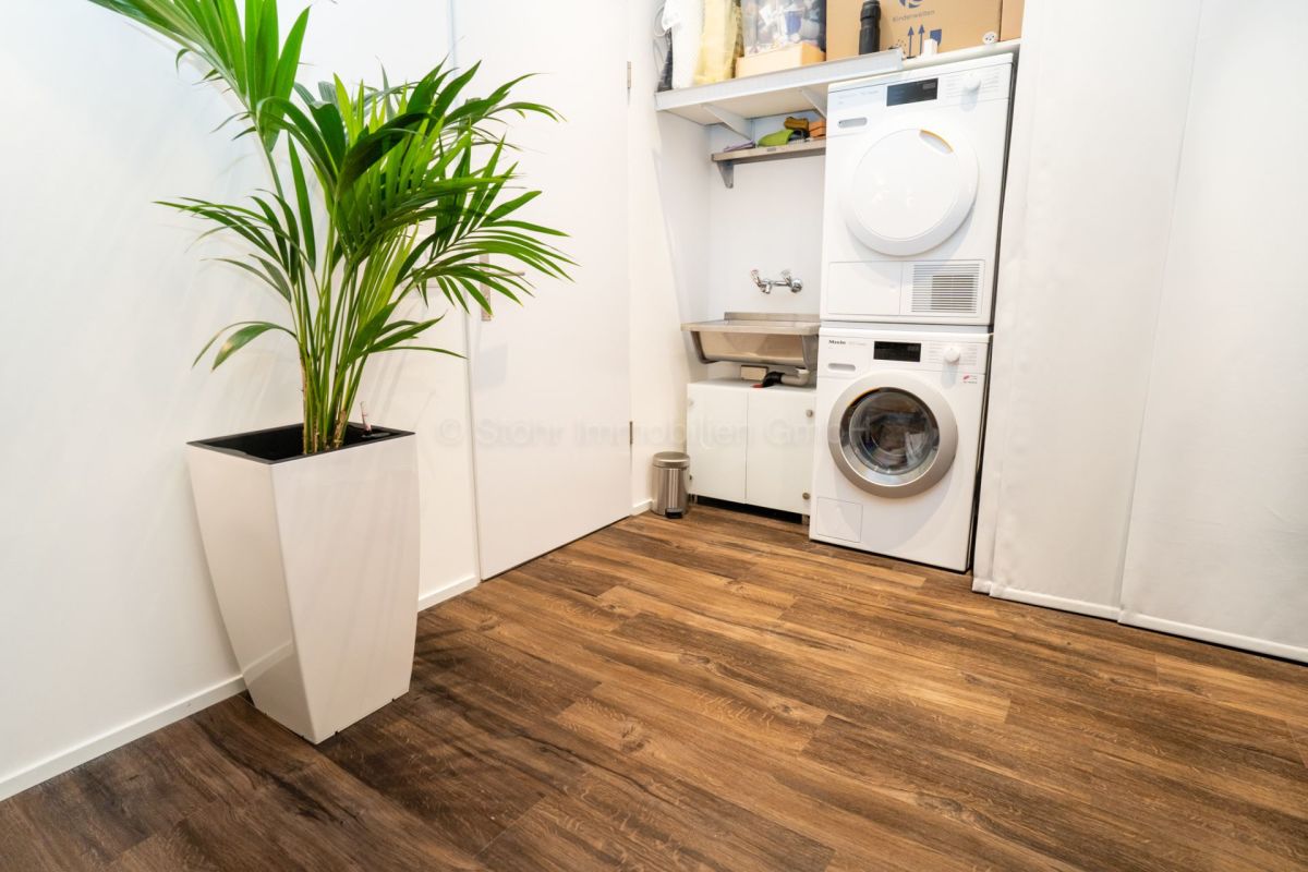 Hauswirtschaftsraum mit Waschmaschine und Trockner